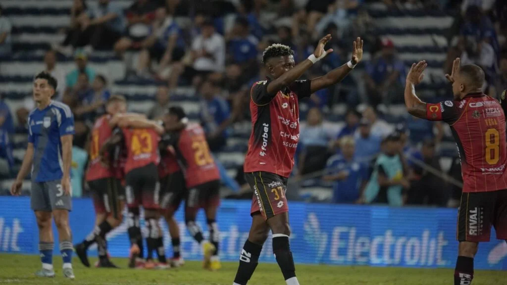 Bombillo apagado: Cuenca sorprende y hunde a Emelec en el Capwell